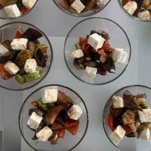 Салат з овочами-гриль, Фета та соусом Песто